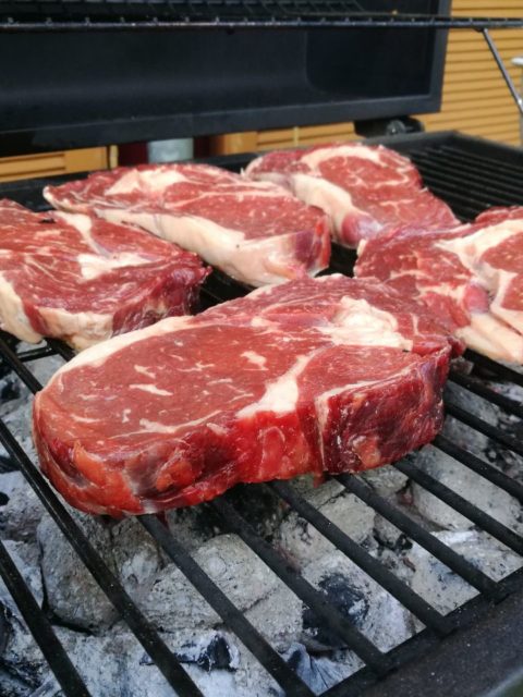 Mobiler Grillservice - Gegrillte Steaks