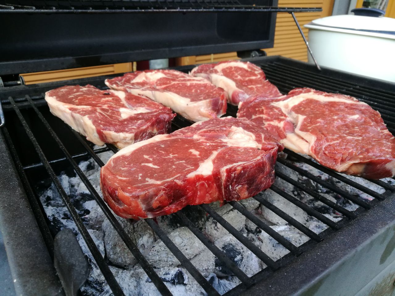 Gegrillte Steaks - saftig und lecker - Mobiler Grillservice